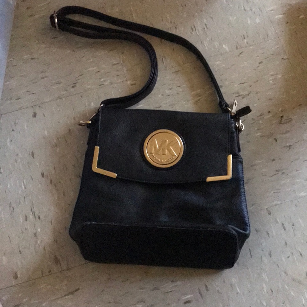 I’m selling a Michael Kors handbag